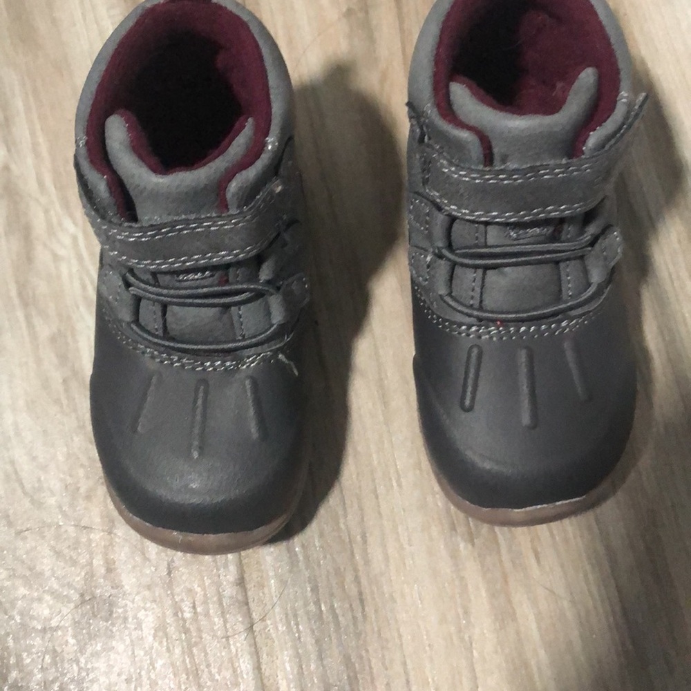 Carter baby boots unisex size 6 M
